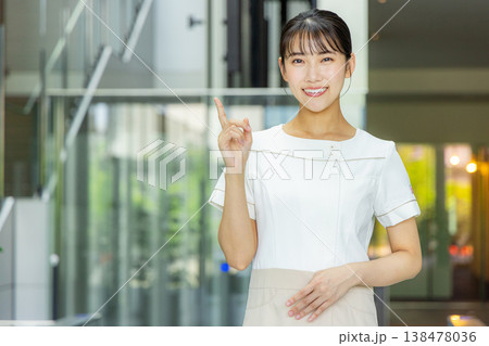 若い女性、受付、ビューティーイメージ 138478036