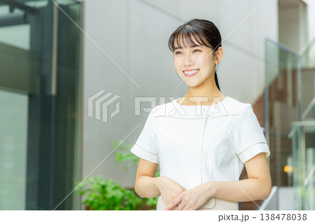 若い女性、受付、ビューティーイメージ 138478038