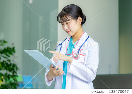 若い女性医師 若い女性医師 138478047