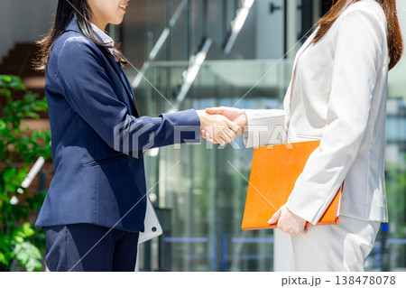 握手をするビジネスウーマン 138478078