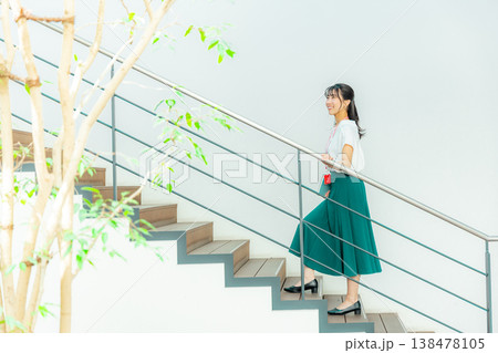 若い女性のポートレート 138478105