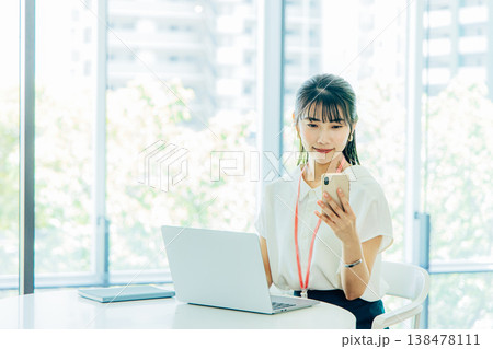 オフィスで仕事をする女性 オフィスで仕事をする女性 138478111