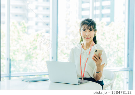 オフィスで仕事をする女性 オフィスで仕事をする女性 138478112