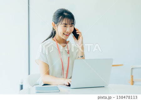オフィスで仕事をする女性 オフィスで仕事をする女性 138478113