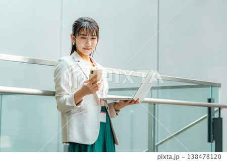 ノートパソコンを持つビジネスウーマン 138478120
