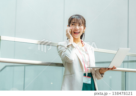 ノートパソコンを持つビジネスウーマン 138478121