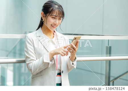 スマホを操作するビジネスウーマン 138478124