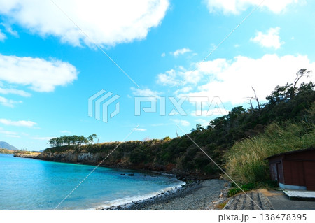 長崎県佐世保市五島列島の小値賀島の柿の浜 長崎県佐世保市五島列島の小値賀島の柿の浜 138478395