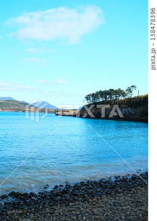 長崎県佐世保市五島列島の小値賀島の柿の浜 138478396