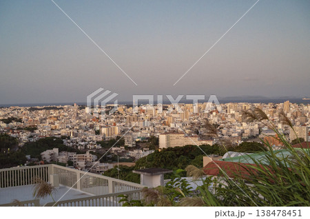 沖縄　明け方の那覇市（首里崎山公園から） 138478451