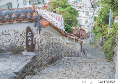 沖縄　朝の金城石畳道 138478452
