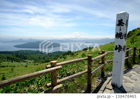 屈斜路湖を見下ろす絶景美幌峠展望台 138478465