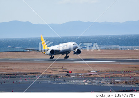 着陸する飛行機 着陸する飛行機 138478707