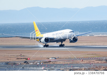 着陸する飛行機 着陸する飛行機 138478708