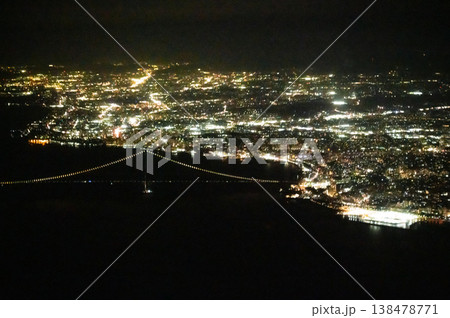 空から見る都市夜景　神戸の街灯り 138478771