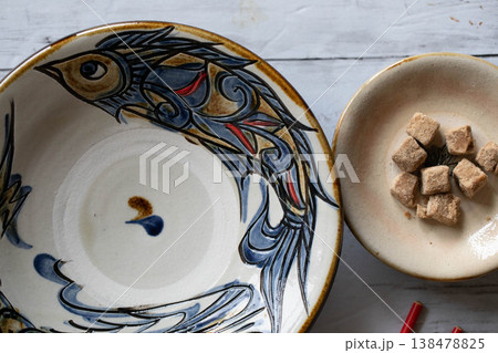 沖縄の工芸と食 やちむんの器に盛られた素朴な黒糖 138478825