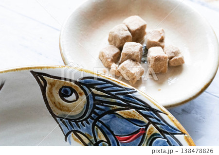 沖縄の工芸と食 やちむんの器に盛られた素朴な黒糖 138478826