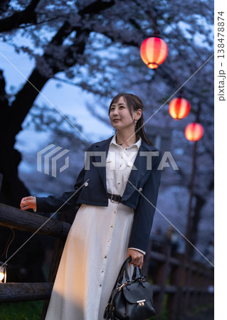桜の名所を散策する20代女性 ライトアップされた夜桜と提灯 観光イメージ 桜の名所を散策する20代女性 ライトアップされた夜桜と提灯 観光イメージ 138478874
