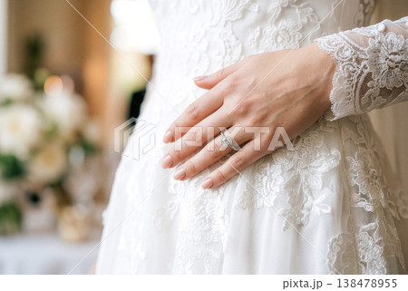 花嫁の手元クローズアップ婚約指輪レースドレス接写 138478955