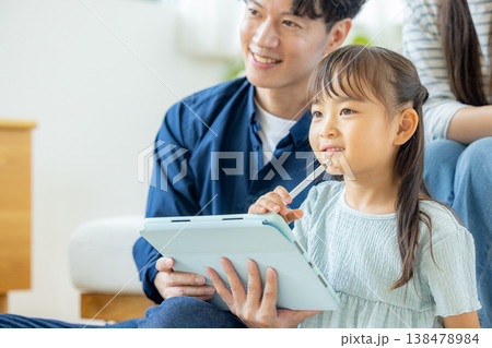 リビングでタブレットを見る家族 リビングでタブレットを見る家族 138478984