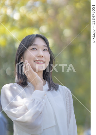 まぶしそうに手をかざす若い女性 自然光 爽やか 美容イメージ まぶしそうに手をかざす若い女性 自然光 爽やか 美容イメージ 138479051