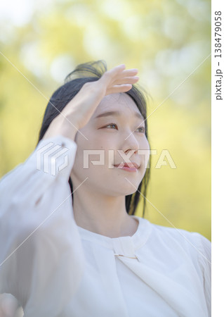 まぶしそうに手をかざす若い女性 自然光 爽やか 美容イメージ 138479058