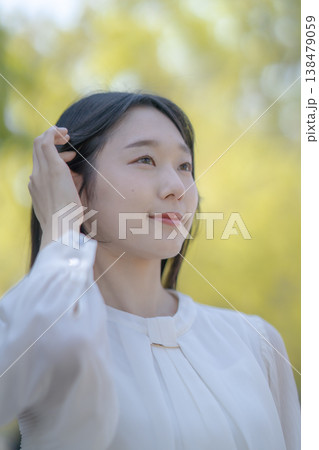 まぶしそうに手をかざす若い女性 自然光 爽やか 美容イメージ 138479059