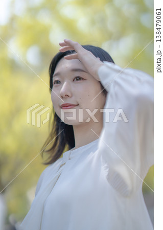 まぶしそうに手をかざす若い女性 自然光 爽やか 美容イメージ 138479061