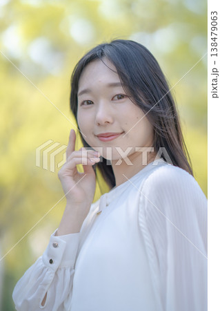 まぶしそうに手をかざす若い女性 自然光 爽やか 美容イメージ 138479063