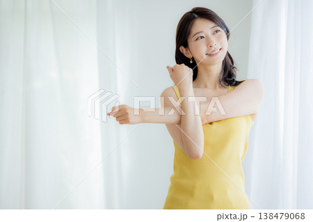 カーテンを開ける女性 カーテンを開ける女性 138479068