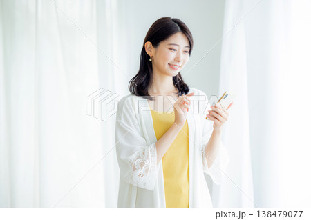 家でスマホを見る若い女性 家でスマホを見る若い女性 138479077