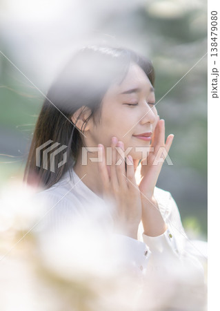 春の強い日差しと女性 紫外線カット しわ予防 ビューティー素材 138479080