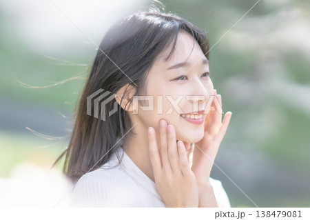春の強い日差しと女性 紫外線カット しわ予防 ビューティー素材 138479081