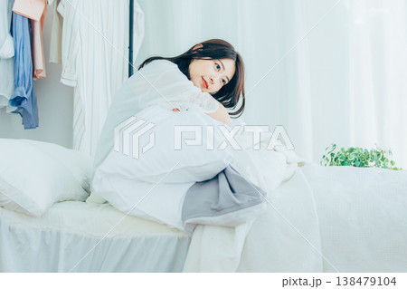朝、目覚めをする女性 朝、目覚めをする女性 138479104