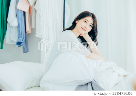朝、目覚めをする女性 朝、目覚めをする女性 138479106