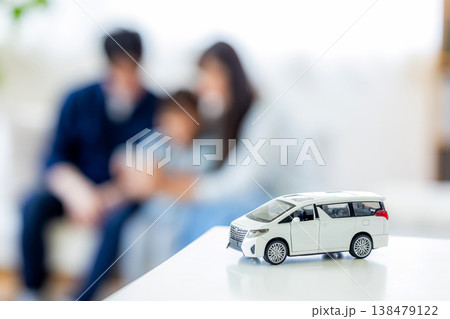 若い夫婦、子ども、車、マイホーム、パパ、育児、父親、趣味 138479122