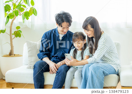 リビングでスマホを見る家族 138479123