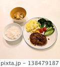 ハンバーグと野菜のサラダ 138479187