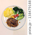 ハンバーグと野菜のサラダ 138479188