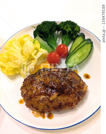 ハンバーグと野菜のサラダ 138479189