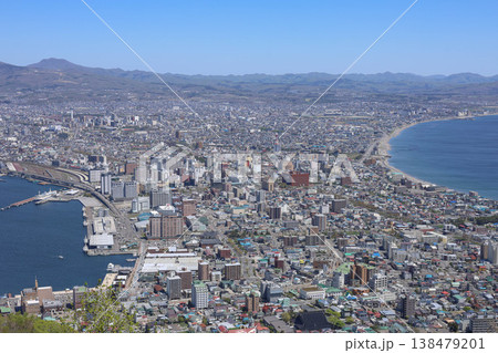 函館山から見る函館港湾と市街地 138479201