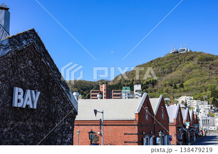 金森倉庫群より函館山を臨む 138479219