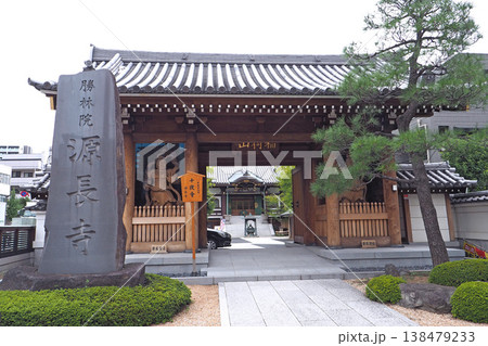 源長寺の仁王門（東京都足立区） 138479233