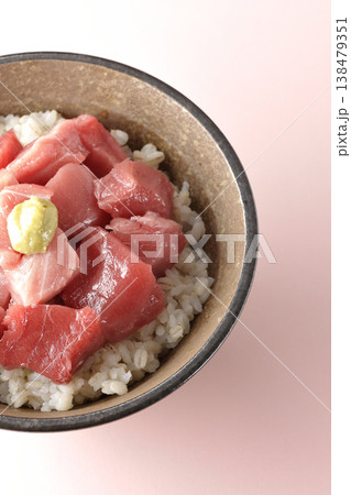 まぐろのぶつ切り丼の単品撮影 まぐろのぶつ切り丼の単品撮影 138479351