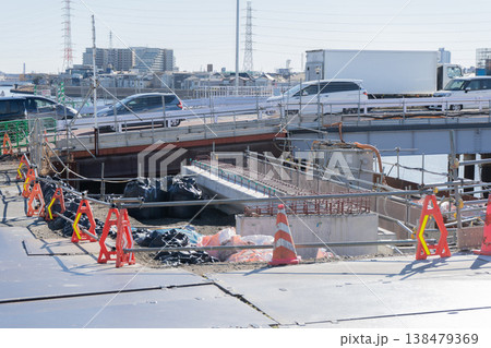 末吉橋の橋梁架け替え工事における橋台付近の施工現場2 末吉橋の橋梁架け替え工事における橋台付近の施工現場2 138479369