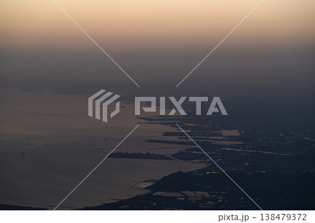 空から見る夕暮れの風景 空から見る夕暮れの風景 138479372