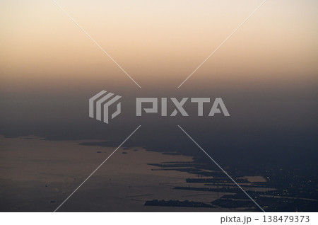 空から見る夕暮れの風景 空から見る夕暮れの風景 138479373