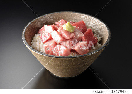 まぐろのぶつ切り丼を黒バックで単品撮影 138479422