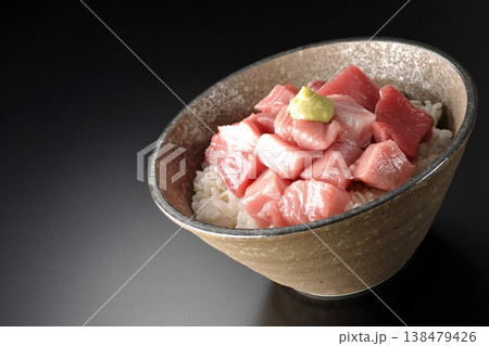 まぐろのぶつ切り丼を黒バックで単品撮影 まぐろのぶつ切り丼を黒バックで単品撮影 138479426