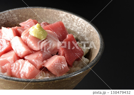 まぐろのぶつ切り丼を黒バックで単品撮影 まぐろのぶつ切り丼を黒バックで単品撮影 138479432